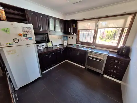 CHALET DE 3 AMBIENTES CON ENTRADA DE AUTOS Y GRAN PARQUE CON PISCINA + QUINCHO CON DORMITORIO Y BAÑO