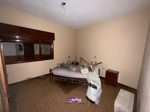Venta de casa 4 ambientes sobre DOS lotes - Isidro Casanova