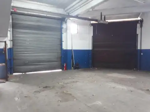 Galpón Industrial 1200 m² en 2 Plantas - Oficinas - Baños y Vestuarios - Montacargas - San Justo