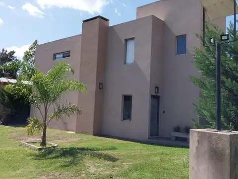 Casa en venta - 3 Dormitorios 3 Baños - Berazategui