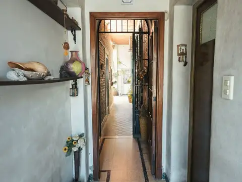 Venta casa con jardín y cochera en Villa Ortuzar