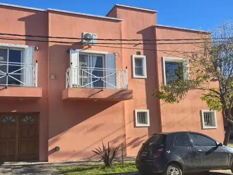 CASA  CENTRICA 3 DORMITORIOS Y PILETA