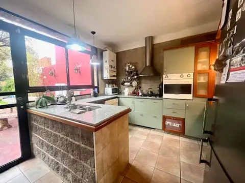 Casa 4 ambientes con 2 baños