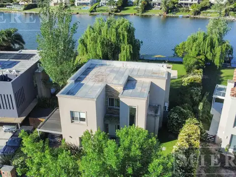 Casa en Venta con 3 cocheras