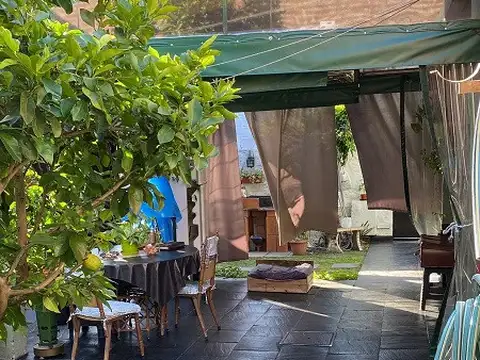 Excelente Casa P.H. UF 2 patio, amplio jardín, parrilla, galería, cocina comedor, 2 dormitorios, baño