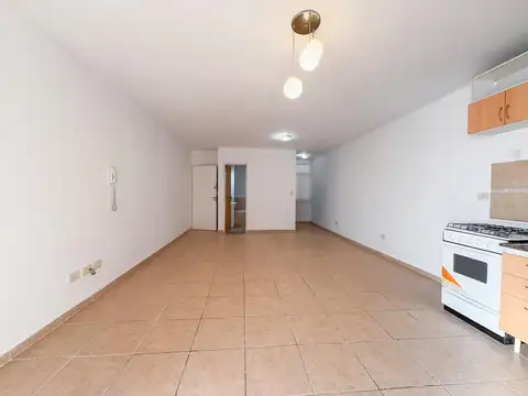 Amplio monoambiente, balcón al frente, zona rio, 50mts de Oroño