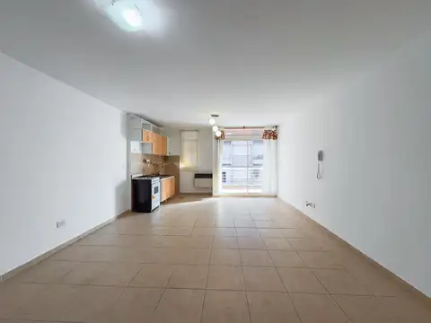 Amplio monoambiente, balcón al frente, zona rio, 50mts de Oroño