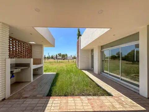 VENTA - Casa de 2 dormitorios. Pinares del Sur.