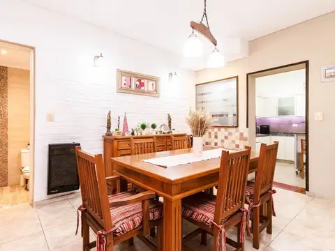 Casa 4 ambientes con 2 baños