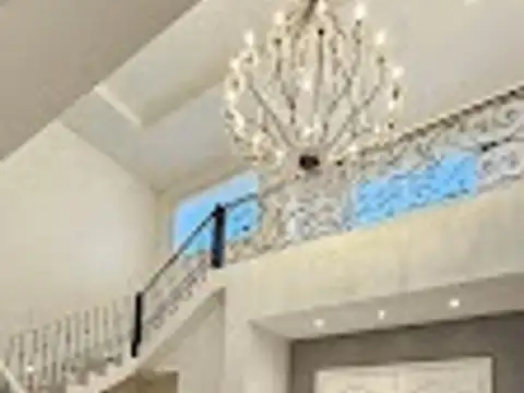 Casa 8 ambientes con 6 baños