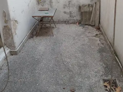 PH BIEN UBICADO CON DOS PATIOS