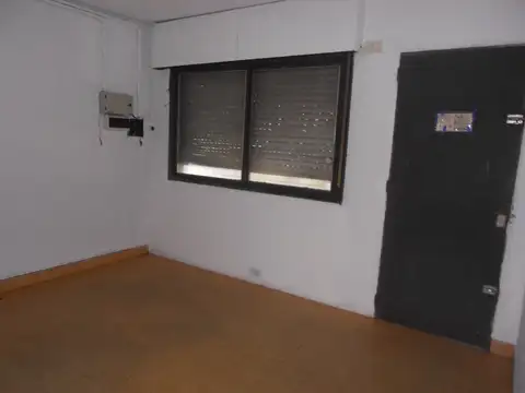 Solido galpon con oficinas -