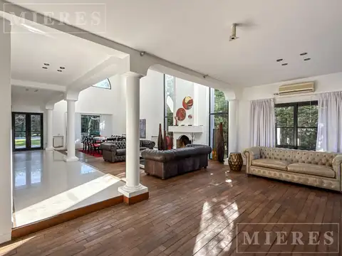 Casa en Venta con 2 cocheras