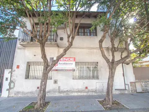 CASA 6 AMBIENTES CON GALPON Y FONDO LIBRE EN VENTA. T GORDILLO 3800