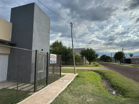 Casa en Alquiler con 2 cocheras