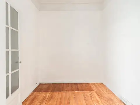 Oficina en Alquiler. Cuatro Ambientes. Al frente