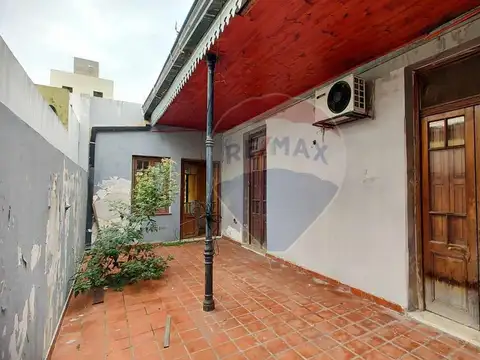 VENTA - CASA 4 AMB. A REFACCIONAR - CAMPANA CENTRO