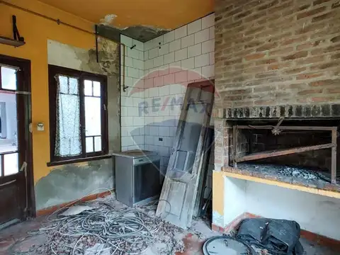 VENTA - CASA 4 AMB. A REFACCIONAR - CAMPANA CENTRO