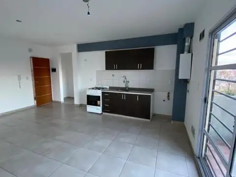 Departamento de 2 Ambientes frente con balcon 3 pisos por escalera y terraza propia muy luminoso !