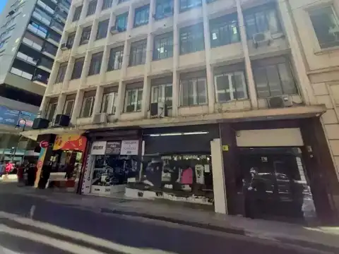 Viamonte al 700 y Esmeralda. Oficina comercial en alquiler. Al frente. En esquina. 330 m2 totales, 320 m2 cubiertos. Hecha a Nuevo. Super luminosa. Recepción. 5 amplios despachos con aire acondicionado. 3 baños. Ideal Instituto - Salas de Baile – Pilates