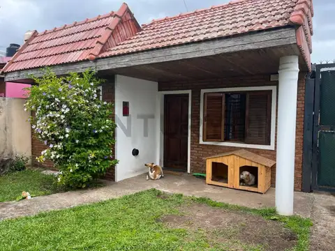 CASA EN VENTA 3 DORMITORIOS, APTA BANCO EN HERNANDEZ, LA PLATA