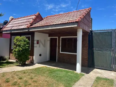 CASA EN VENTA 3 DORMITORIOS, APTA BANCO EN HERNANDEZ, LA PLATA