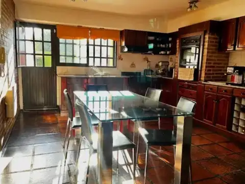 Casa en Venta con 3 cocheras