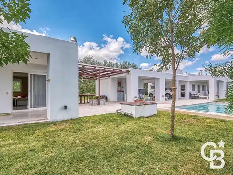 Casa en Venta con 2 cocheras