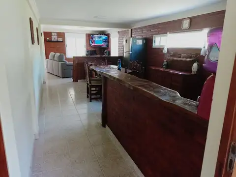 CASA EN EL HOYO ( 5 DORMITORIOS Y AMPLIO JARDIN)