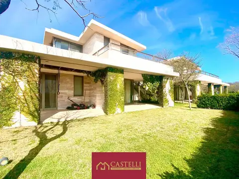 Casa 8 ambientes con 6 baños