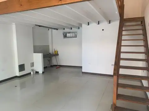 VENTA DE LOCAL CENTRO DE RAMOS MEJIA DOBLE ALTURA, 35M2  CON ENTRE PISO,  EXCELENTE LOCAL