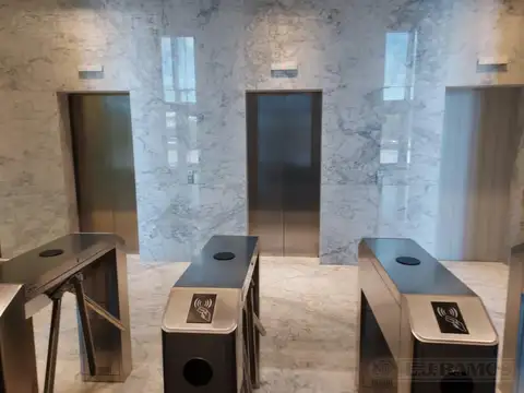 Oficina en Alquiler con 2 cocheras