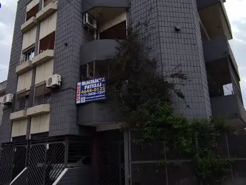 PISO DE CATEGORIA  4 AMB + DEPENDENCIA  3 BAÑOS - COCHERA