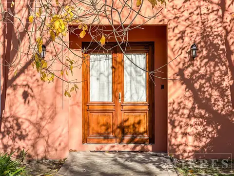 Casa 8 ambientes con 2 baños