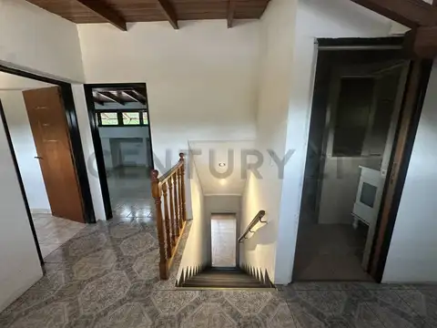 Casa 7 ambientes con 2 baños