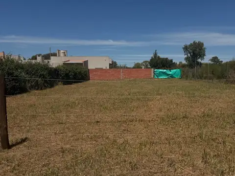 Terreno en venta en barrio residencial en crecimiento| calle 235 entre Ajo y Barracas