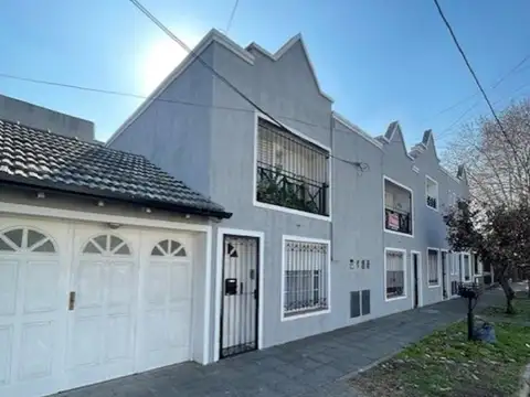Duplex 3 Ambientes con Patio y cochera en Temperley.