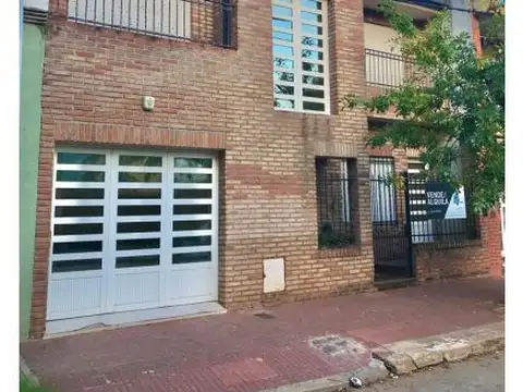 VENTA: Casa de 4 dormitorios en San Lorenzo.