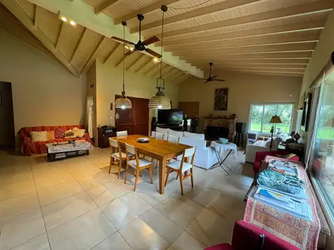 Casa en Parque Natura s/2 lotes con pileta y añosa arboleda