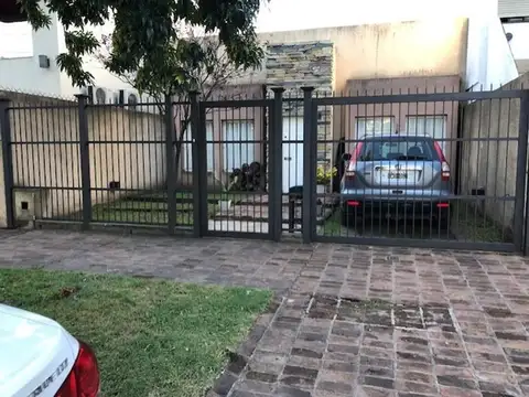 CASA DE 3 AMBIENTES CON ENTRADA DE AUTO Y JARDIN