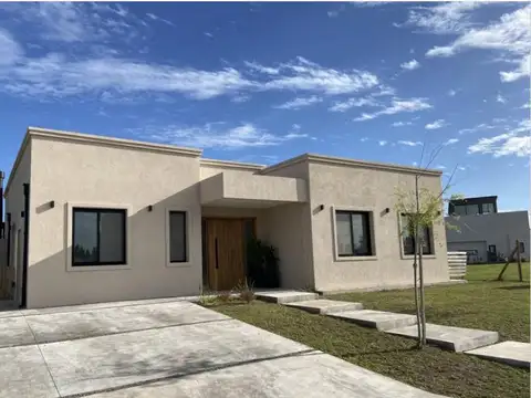 Casa 4 ambientes con 3 baños