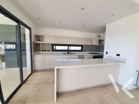Casa en Venta con 4 cocheras