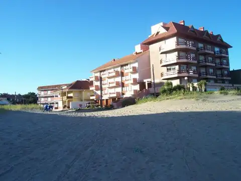 130 Bis e/ 1 y La Costa