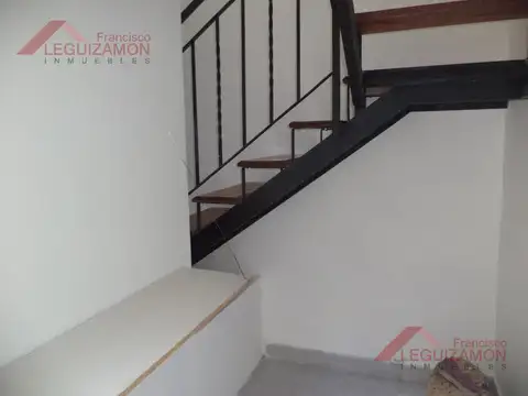 AMPLIO LIVING COMEDOR - PATIO SEMICUBIERTO - CON PARRILLA