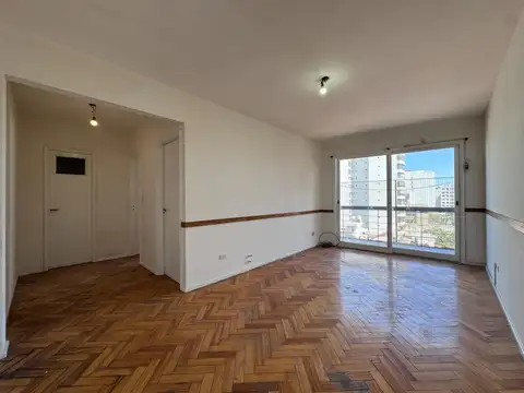 2 AMBIENTES AL FRENTE CON BALCÓN Y COCINA SEPARADA.