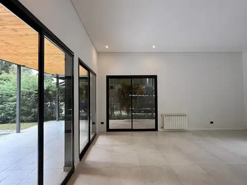 Casa en Venta con 3 cocheras