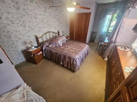 CASA DE 4 AMBIENTES CON PARQUE Y PISCINA