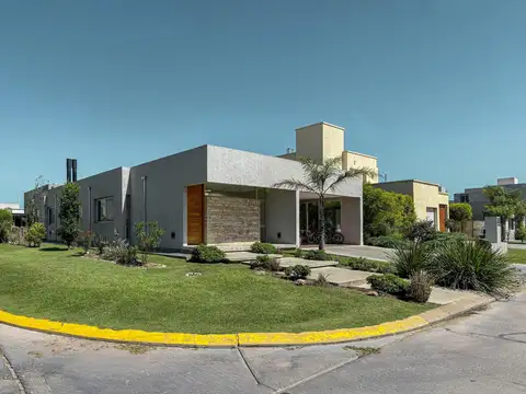 Casa de 3 dormitorios en una planta, con pileta y quincho en San Sebastian