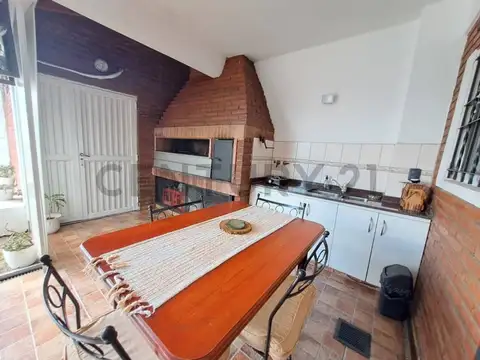 Casa 4 ambientes con piscina en venta
