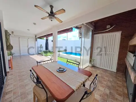 Casa 4 ambientes con piscina en venta
